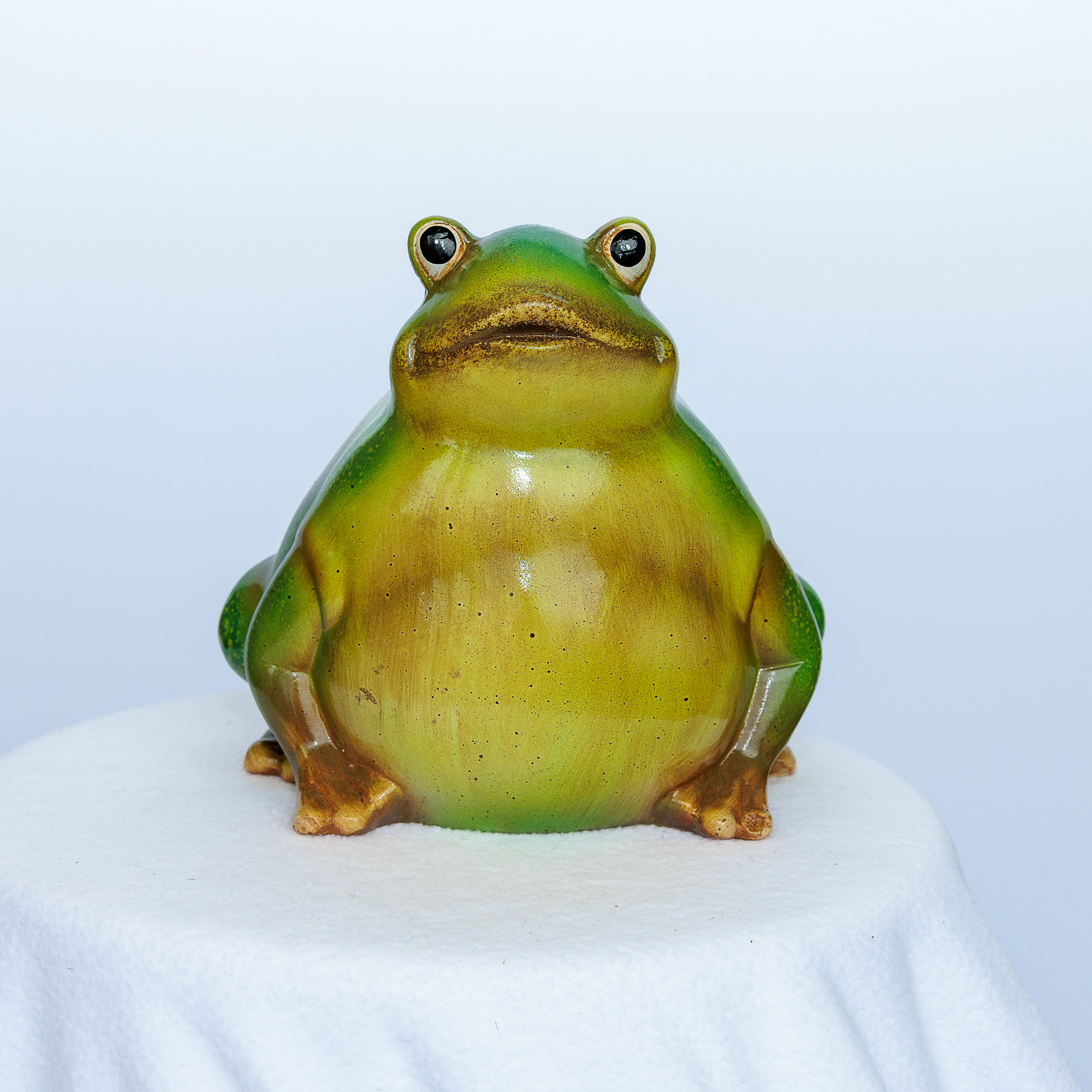 Large resin bullfrog yard décor