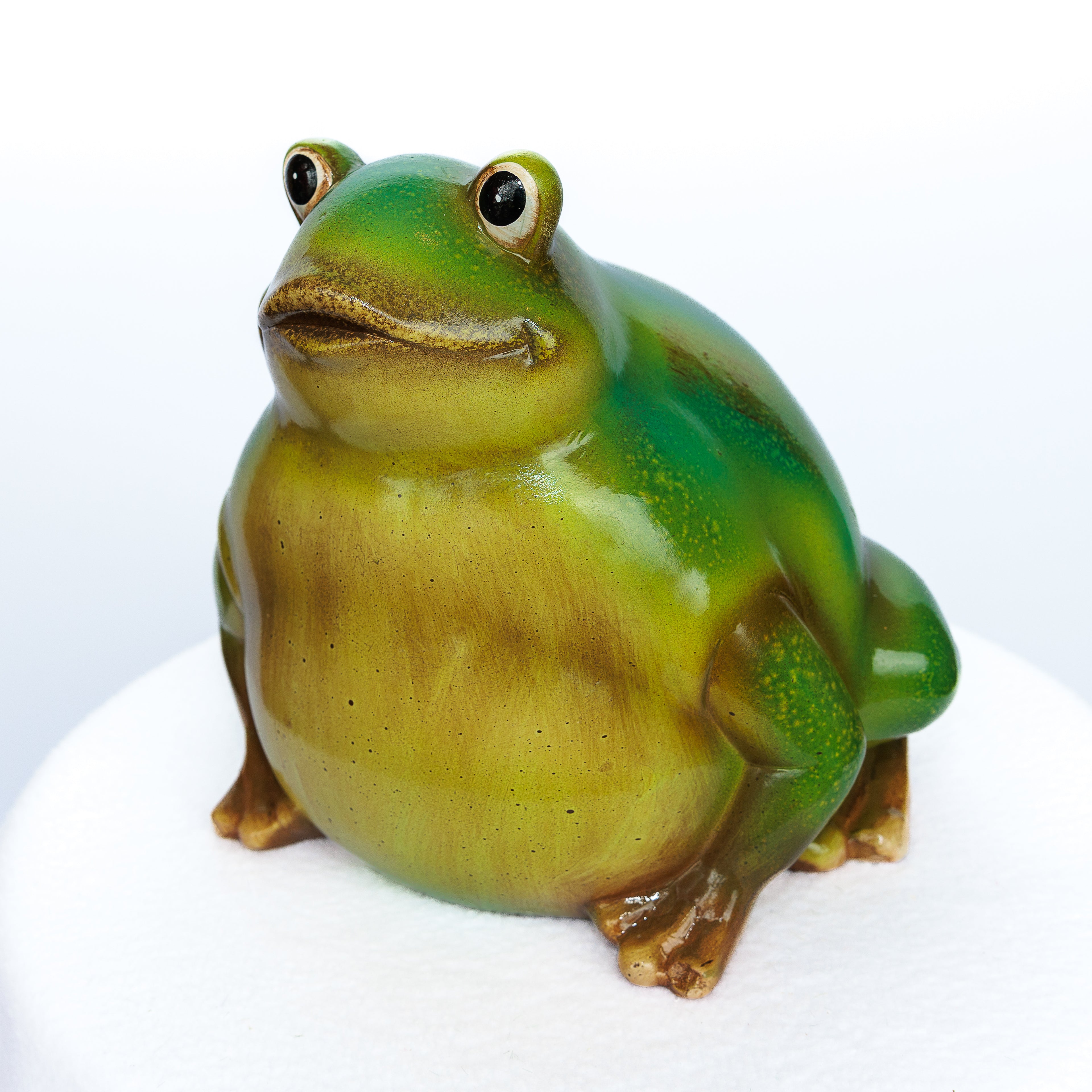 Small resin bullfrog yard décor