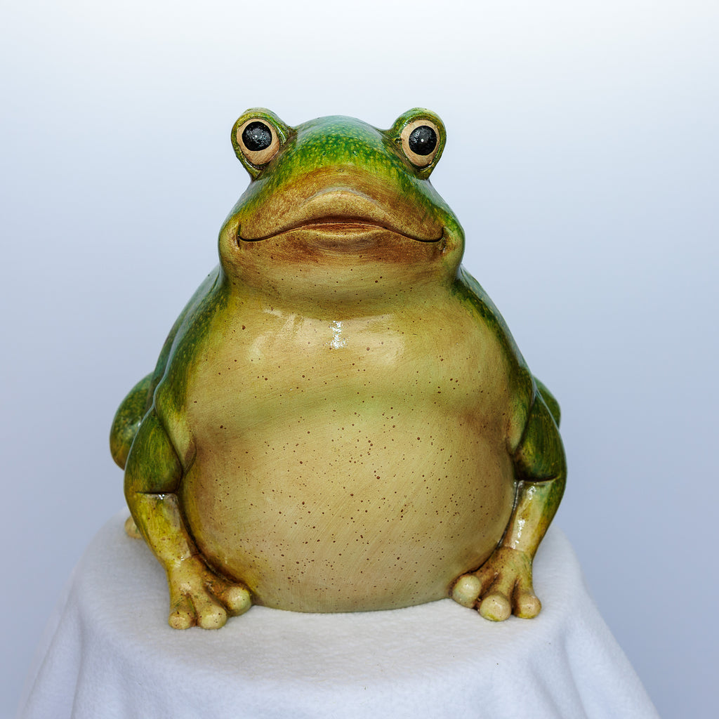Small resin bullfrog yard décor