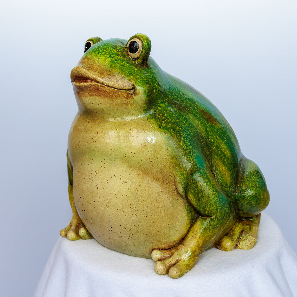 Small resin bullfrog yard décor