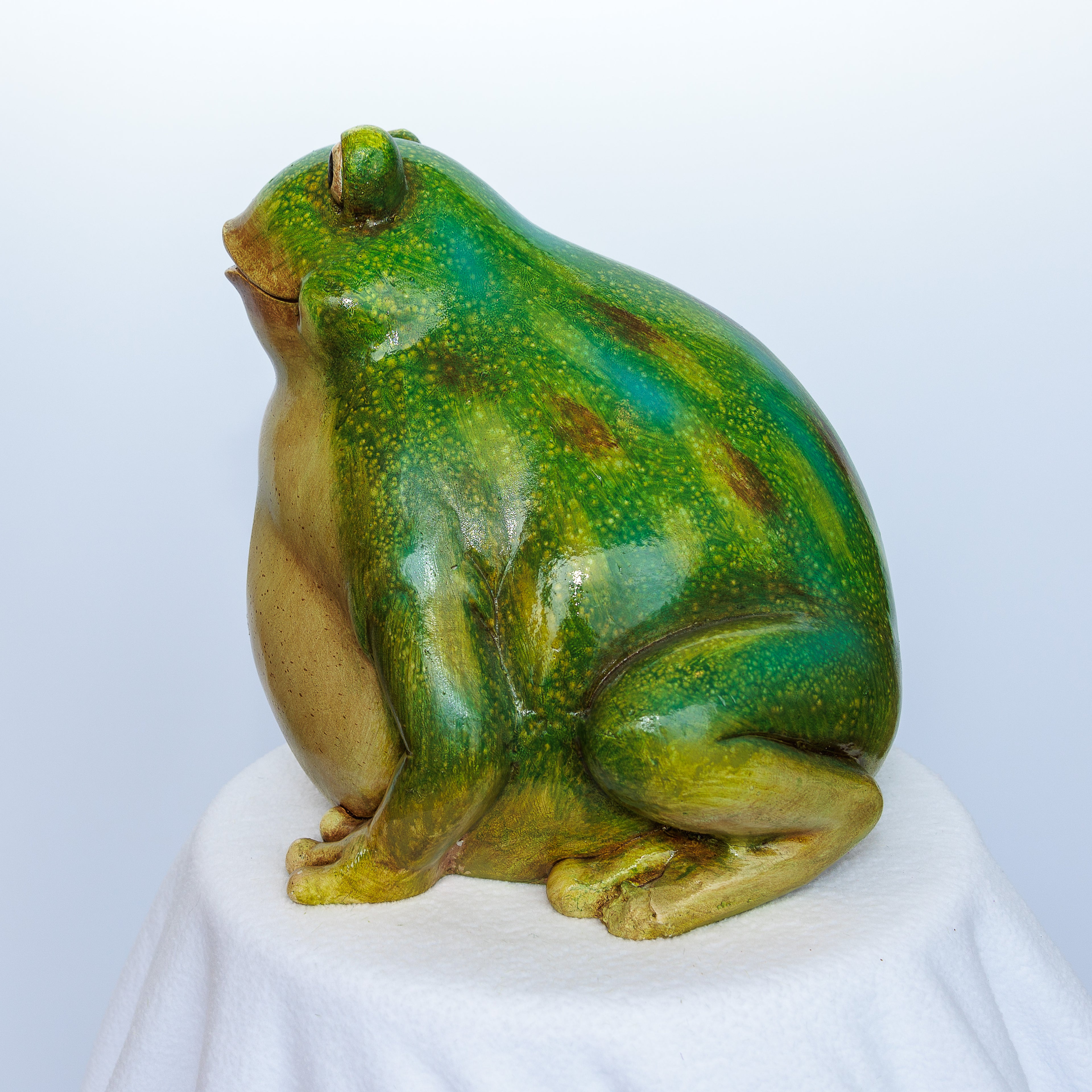 Small resin bullfrog yard décor