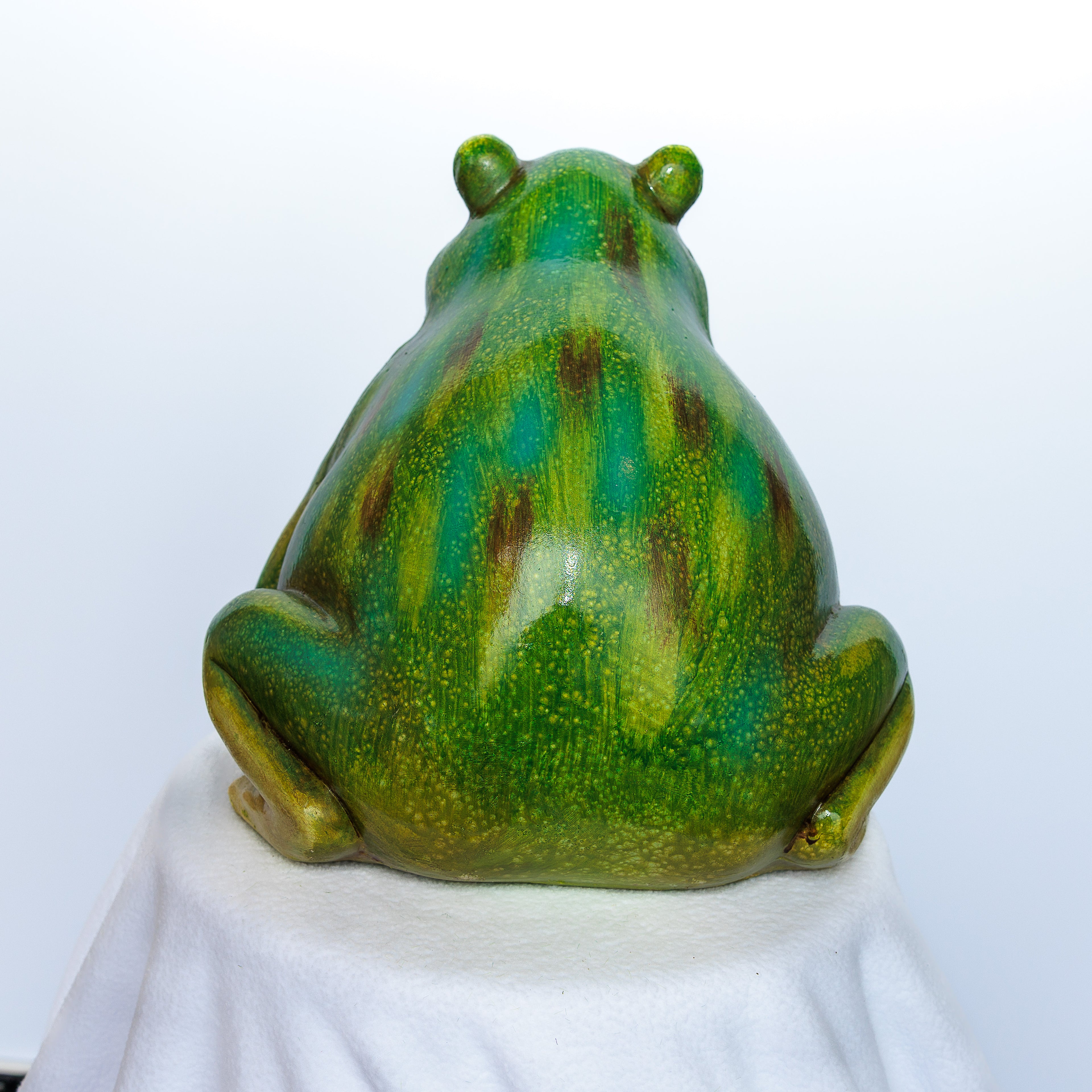 Small resin bullfrog yard décor
